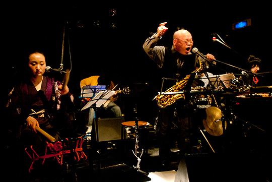 この日いったい何が起きるか……ジム・オルークや山本達久も出演、坂田明の『平家物語』ライヴin 渋谷